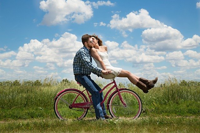 muž veze slečnu na kole