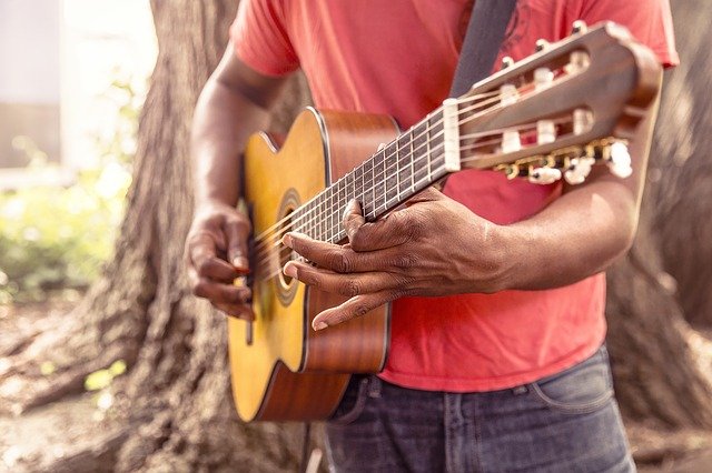 hraní na kytaru
