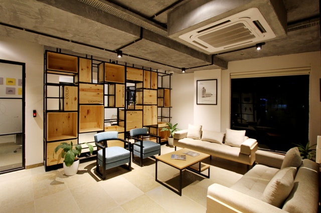 Interiér luxusně zařízeného obývacího pokoje